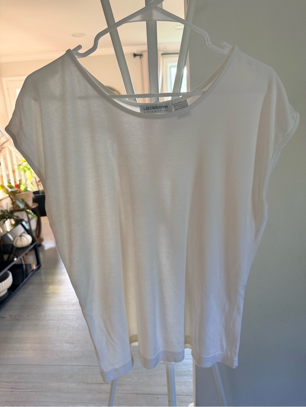 Liz Claiborne White Cap-Sleeve Crewneck Tee